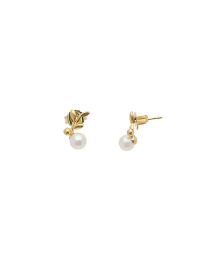 Shop Majorica Romea Short Earrings In Gold-Plated Silver And White Pearl